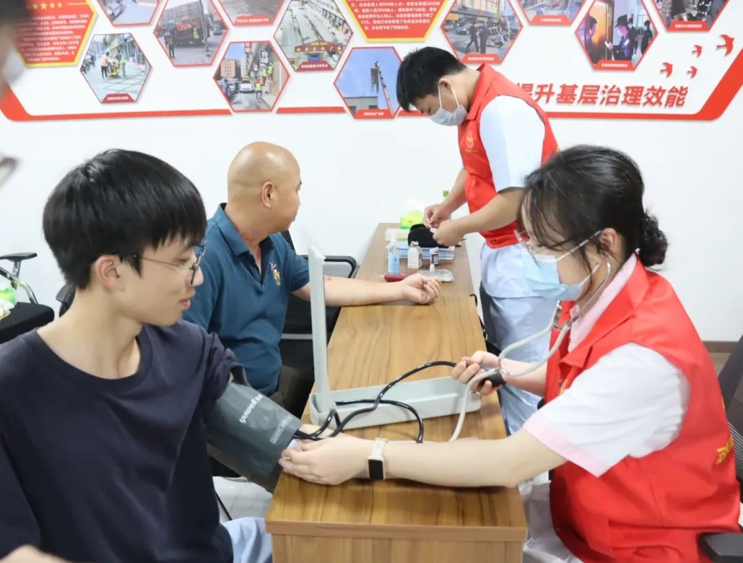 护理学院 | 公益义诊入社区，志愿服务惠民生
