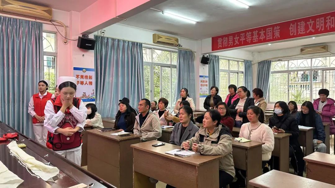 急救知识进校园 医教携手筑安全 ——护理学院党总支部、团委携手赴湛江三小开展急救培训暨雷锋月志愿活动