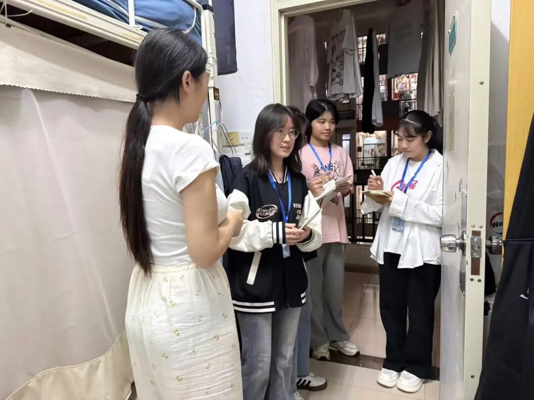 暖心入寝传关怀 情系学子筑温情｜护理学院开展宿舍走访活动